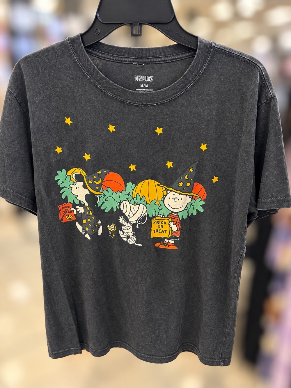 Size Medium Peanuts Halloween Trick or Treat juniors graphic tshirt NWT